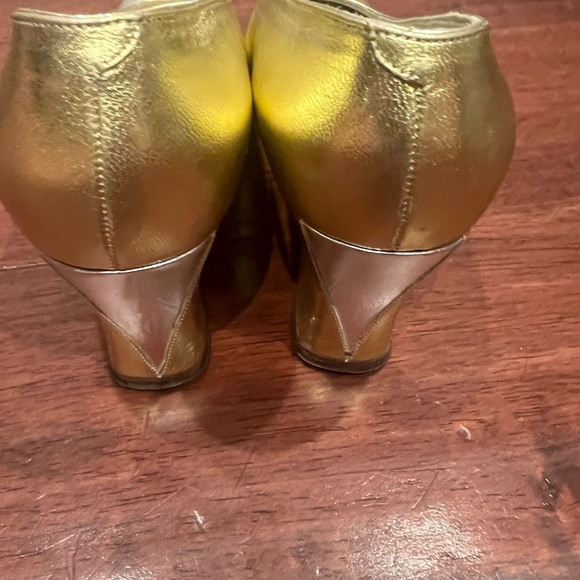 Vintage/Antique Neiman Marcus Gold and Silver Dress pumps - Picture 5 of 6